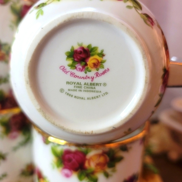 Royal Albert Old Country Roses tea cups - Picture 3 of 3